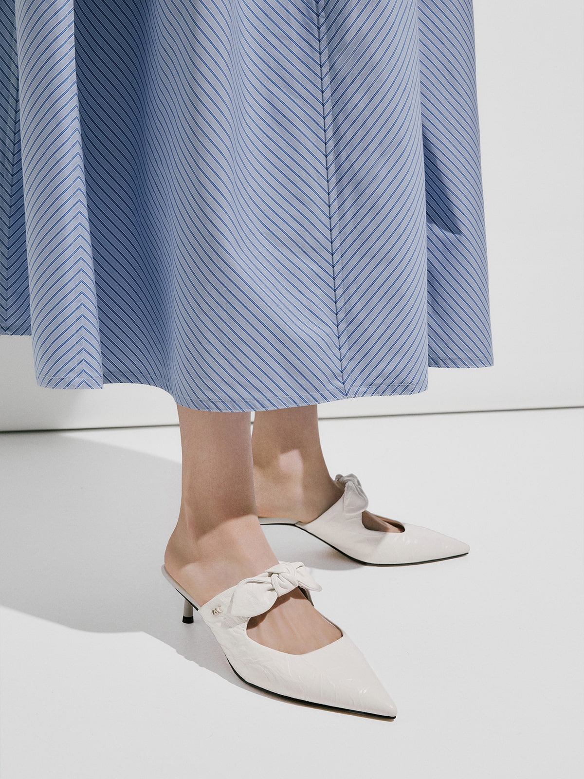 Jayce Crinkle-Effect Leather Knot-Bow Kitten-Heel Mules - White - CHARLES & KEITH