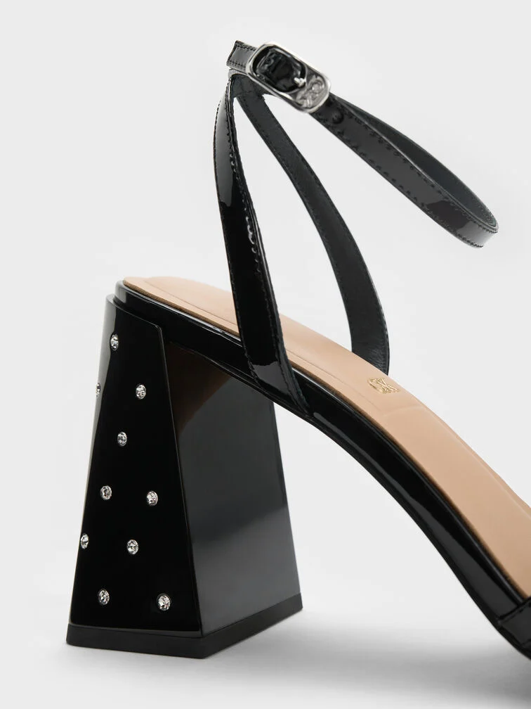 Aumenta el glamour optando por un tacón acampanado alto con incrustaciones de cristal.