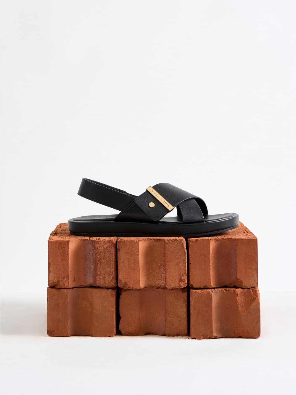 Sandalias de tiras cruzadas en color negro - CHARLES & KEITH