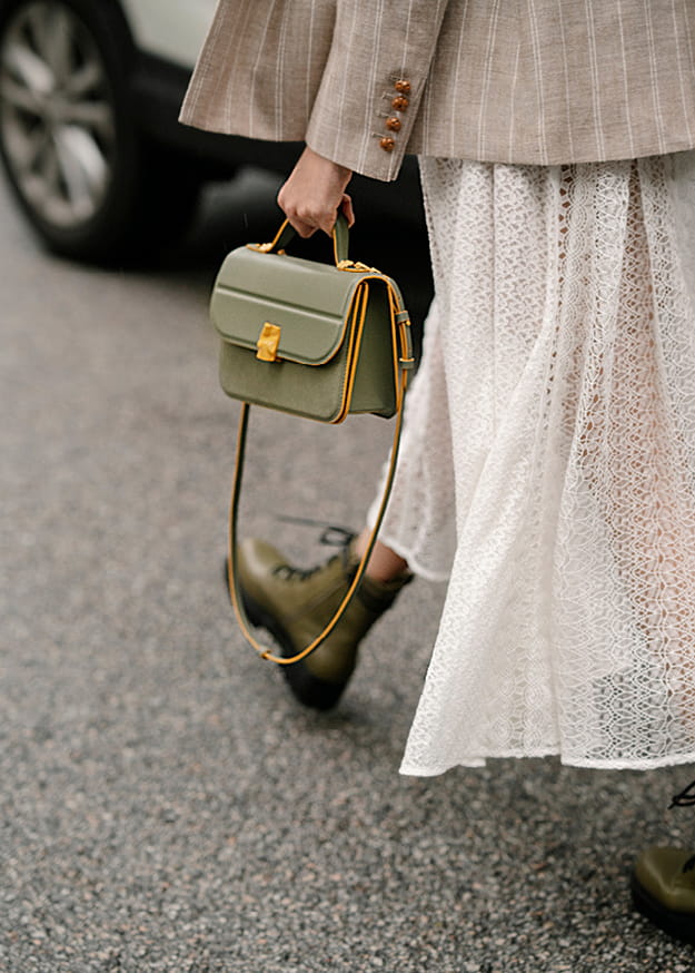 綁帶厚底軍靴、灰綠色掀蓋式手提包 – CHARLES & KEITH