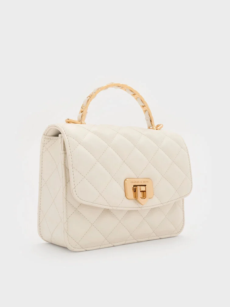 Uma mala acolchoada branca que combina com praticamente qualquer look winter white.