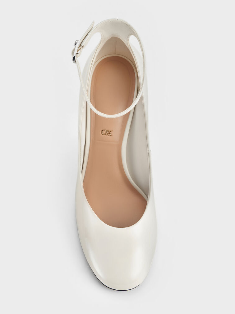 A classic round-toe offers ample wiggle for most foot shapes.