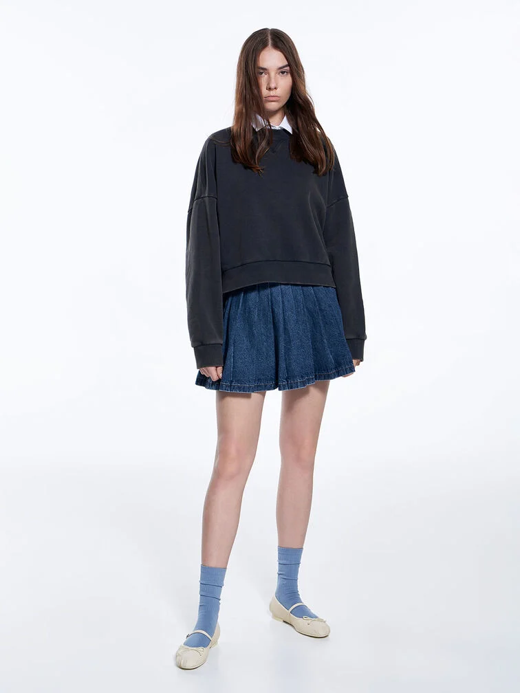 Mary Janes de tiza combinadas con calcetines, jersey y falda plisada.