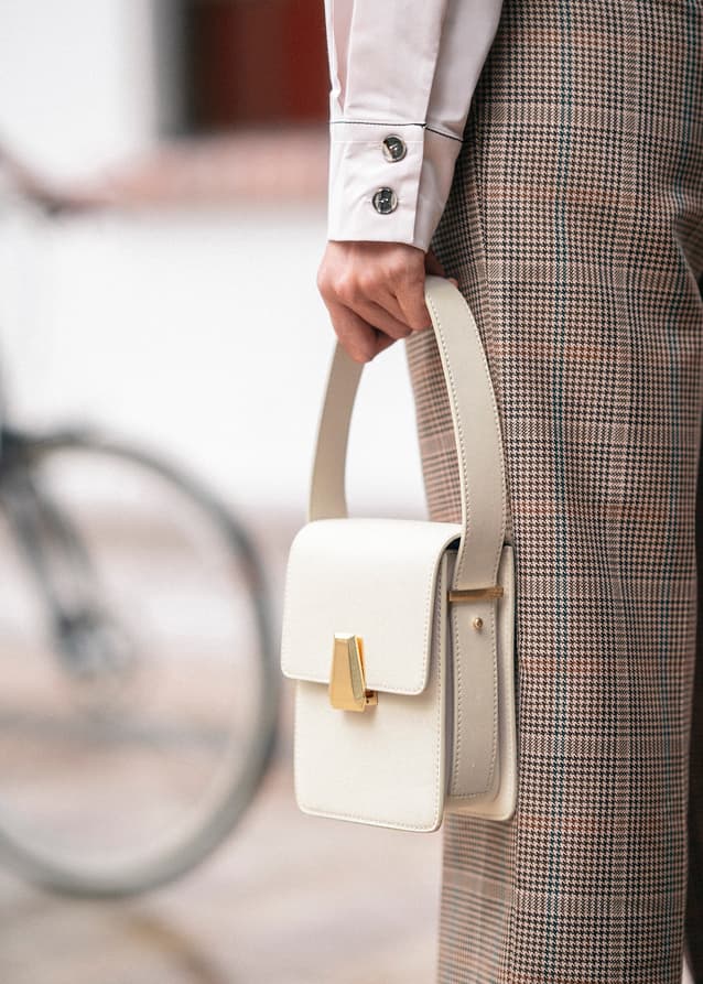 石灰白復古長型手提包 – CHARLES & KEITH