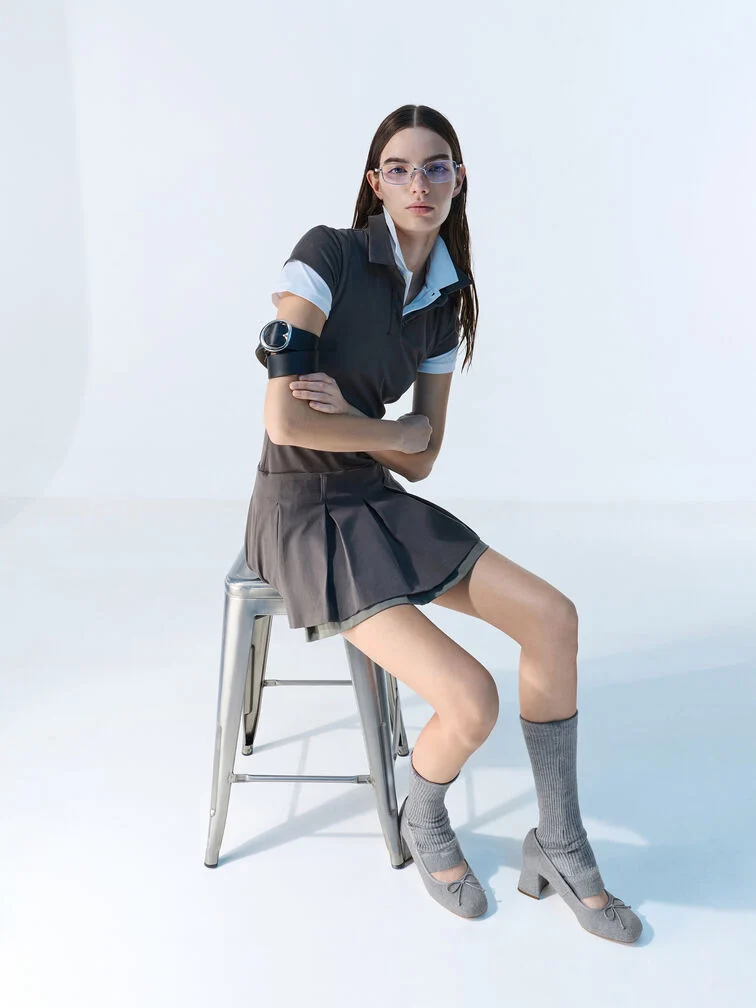 Los zapatos de salón Mary Jane de fieltro gris con correas peludas gruesas le dan a este estilo clásico un toque deportivo divertido.