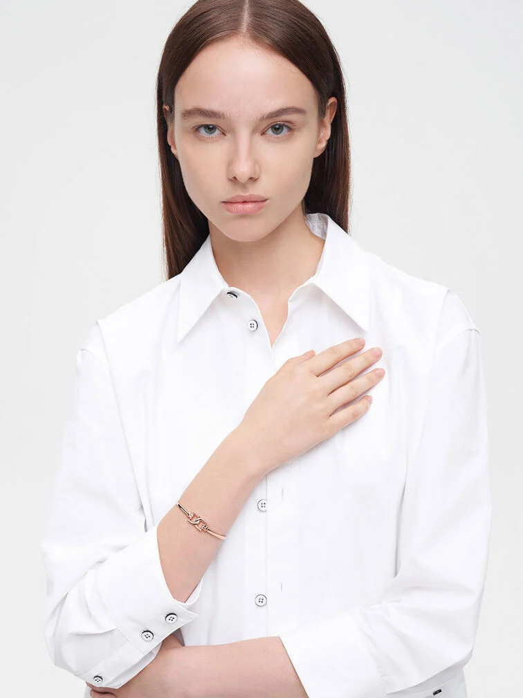 Una camisa blanca con cuello lucirá elegante debajo de tu toga de graduación. 