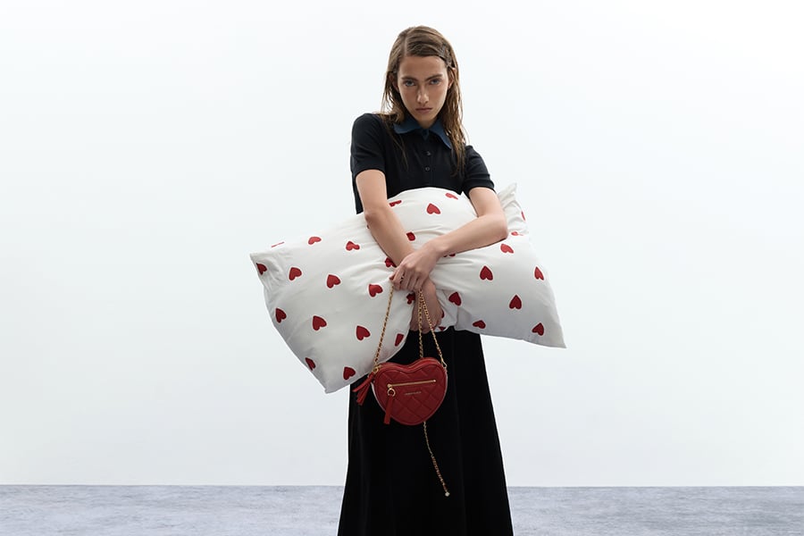 토마토 레드 파푸토 퀼티드 하트 크로스바디 백 -  Charles & Keith