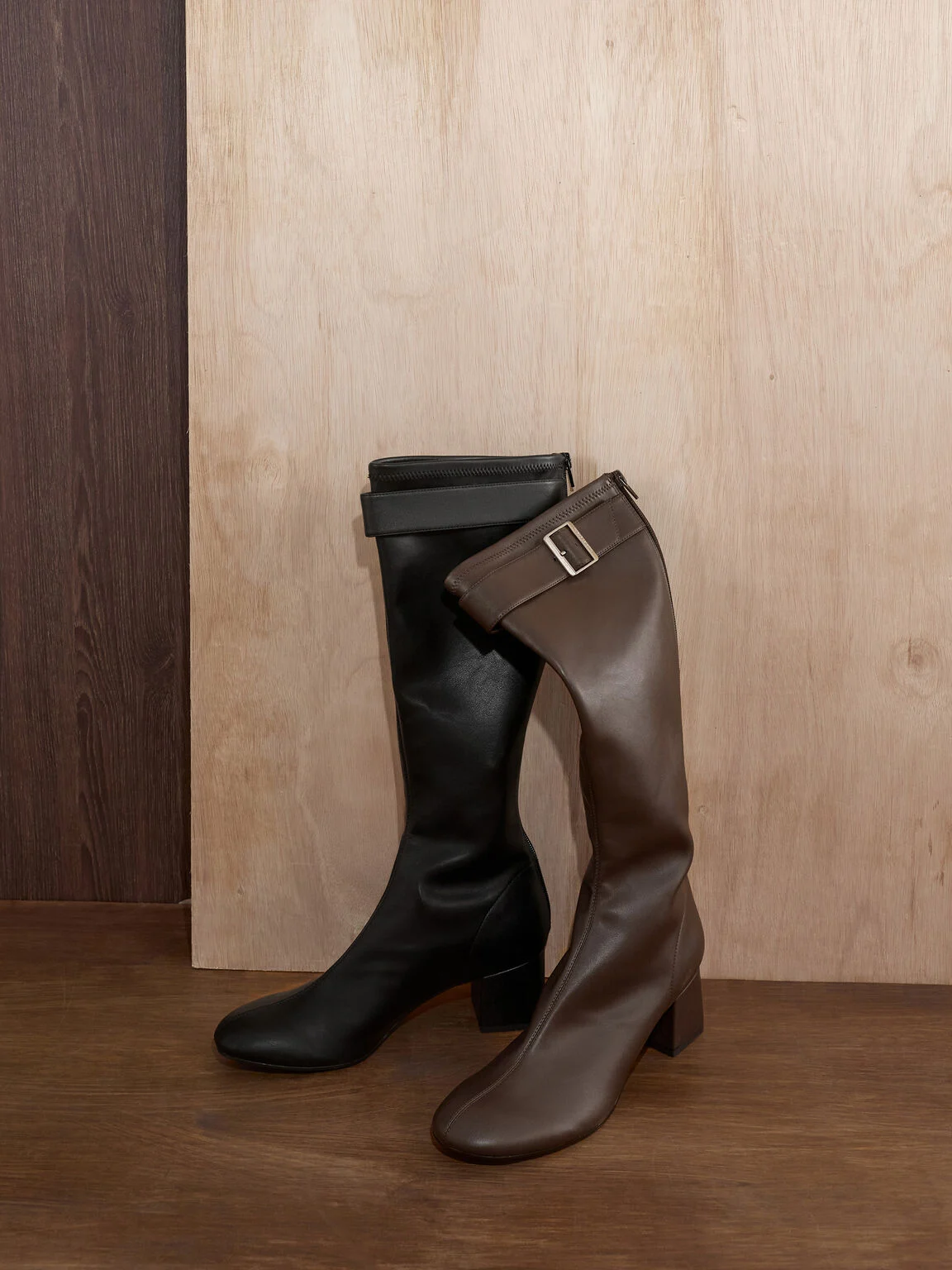 及膝長靴是丹寧配丹寧造型的宣言鞋款，尤其適合搭配短裙或短褲等較短的丹寧下身單品