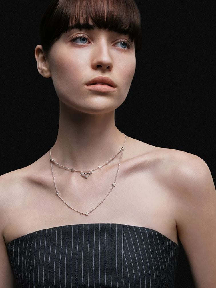 Un top sin tirantes quedará completamente oculto debajo de tu toga de graduación. 