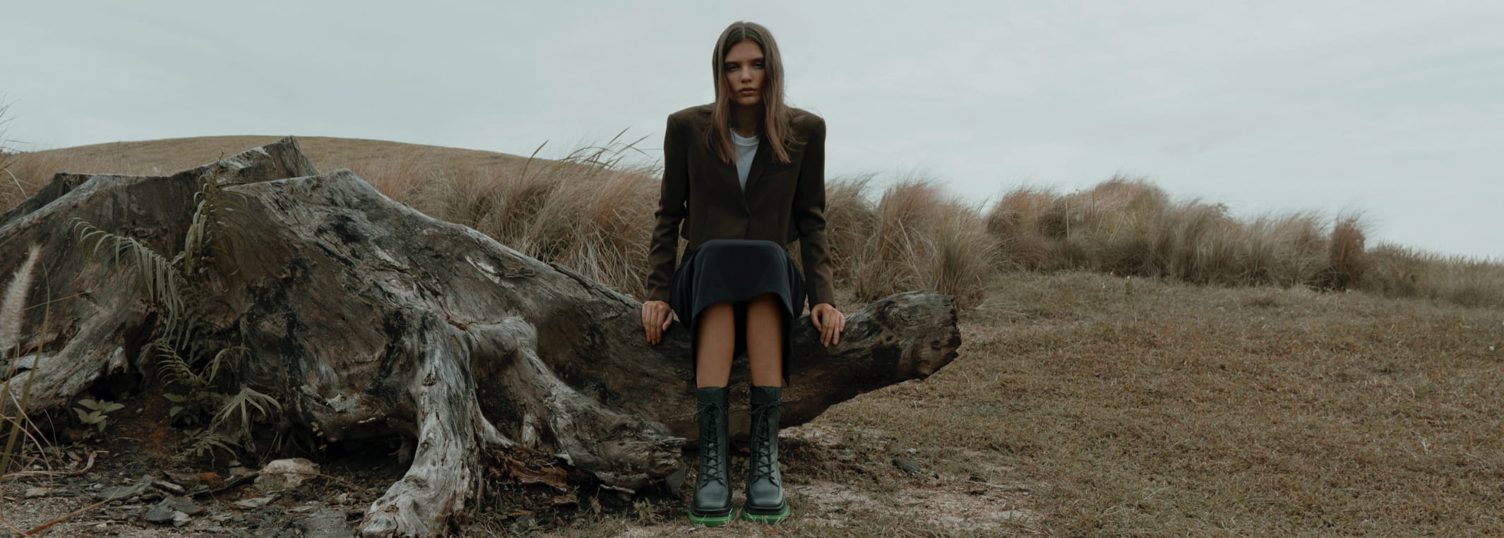 여성 블랙 컬러 레이스-업 앵클 부츠 Women’s lace-up ankle boots in black (front view) - CHARLES & KEITH