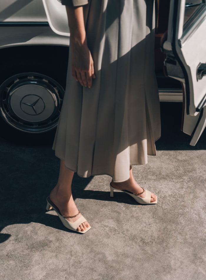 Women’s leather chain link mules in white (close up) – CHARLES & KEITH