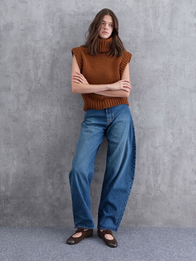 Barrel jeans feature a relaxed, curved shape through the hips and thighs, and are fitted at the waist and ankle for a barrel-like silhouette.
