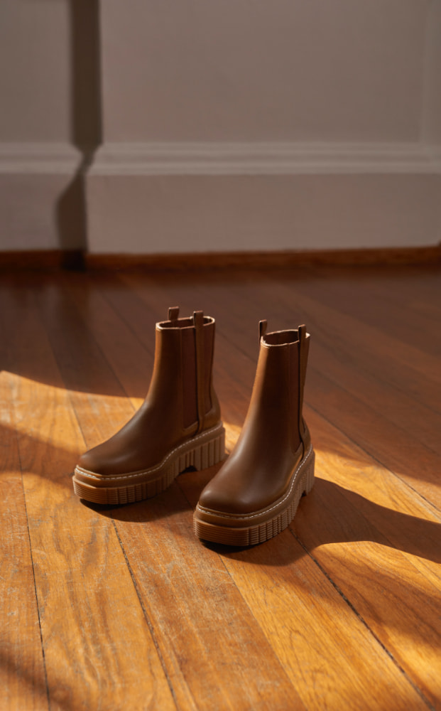咖啡色車線厚底短靴 Women’s stitch trim platform Chelsea boots in brown – CHARLES & KEITH