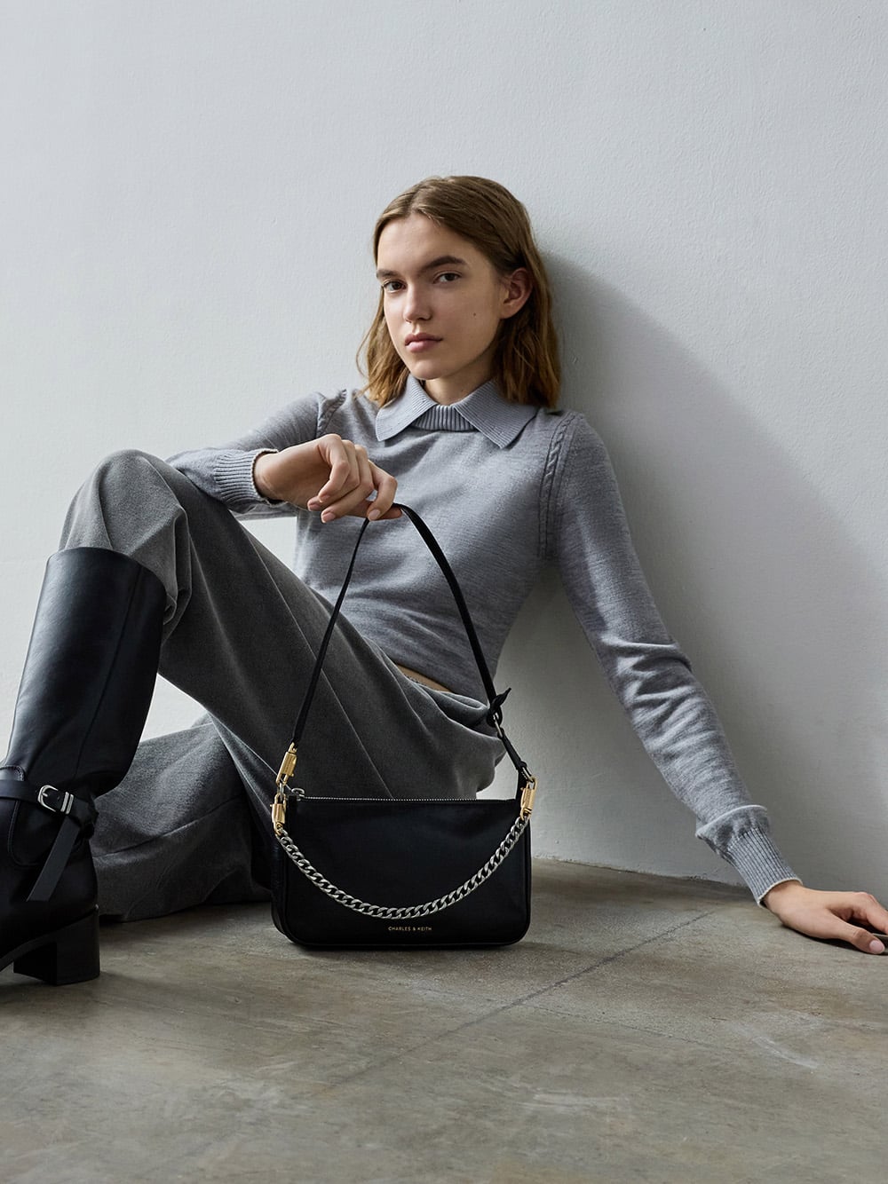 Delfina wallet on chain in black - CHARLES & KEITH