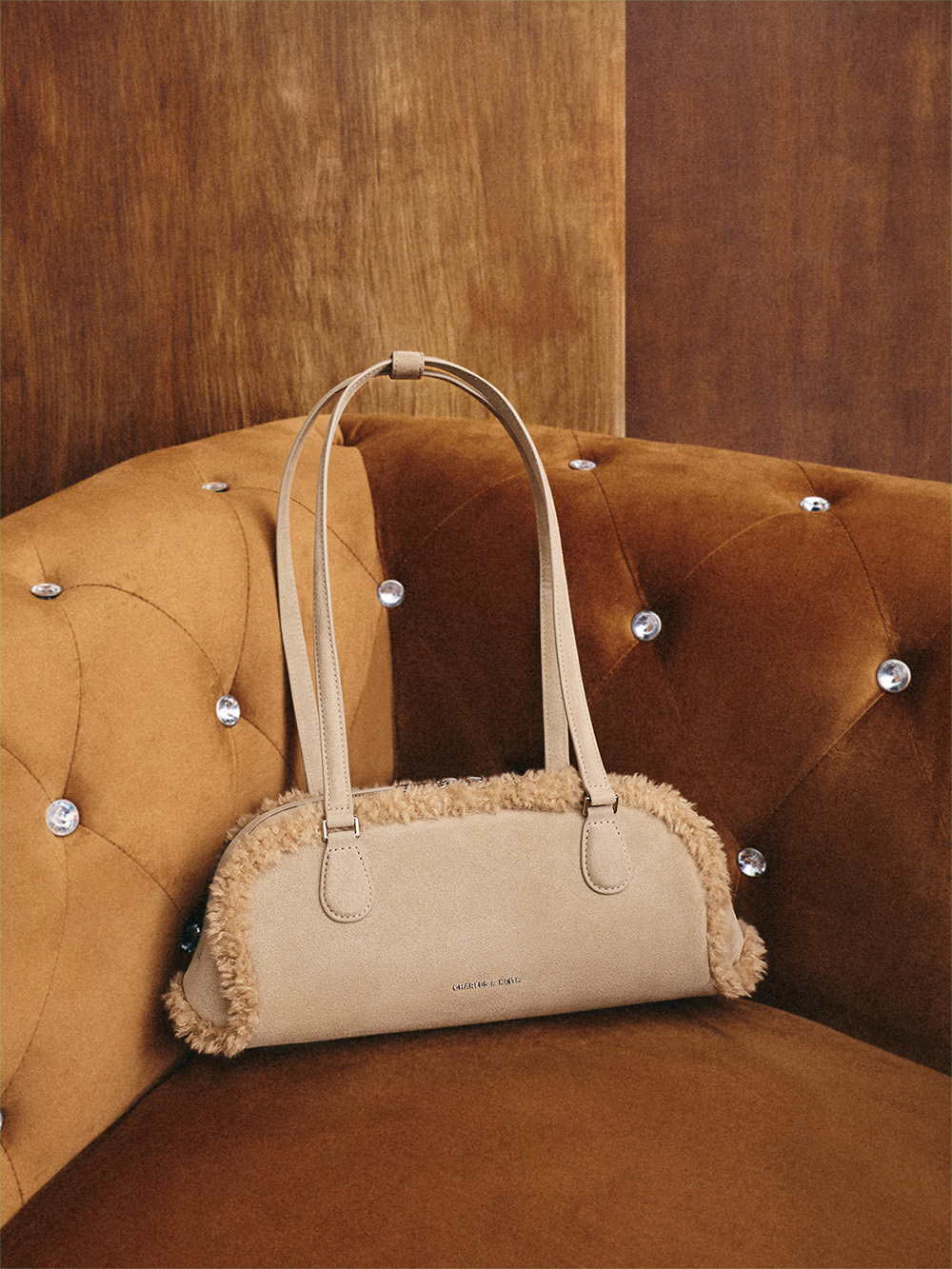 넬리 리사이클 스웨이드 & 인조 시어링 이롱게이티드 숄더백 넛맥 베이지 - CHARLES & KEITH