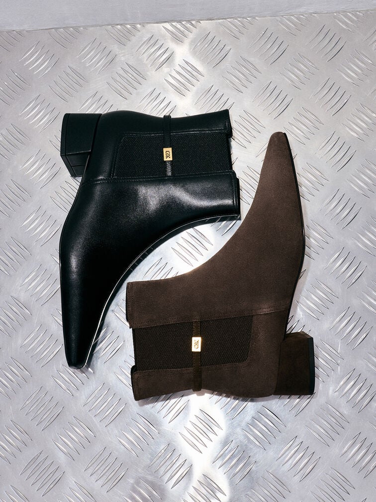 Pointed-toe ankle boots are an especially good match for wide leg pants as they elongate the leg line to create a flattering silhouette.