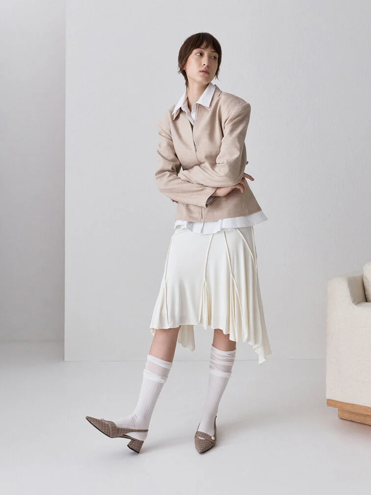 Um look monocromático branco conjugado com tons neutros como bege e castanho.