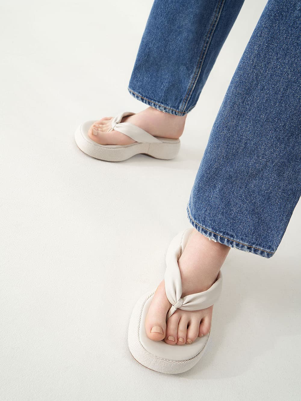 Women's chalk Isla puffy strap platform thong sandals - CHARLES & KEITH