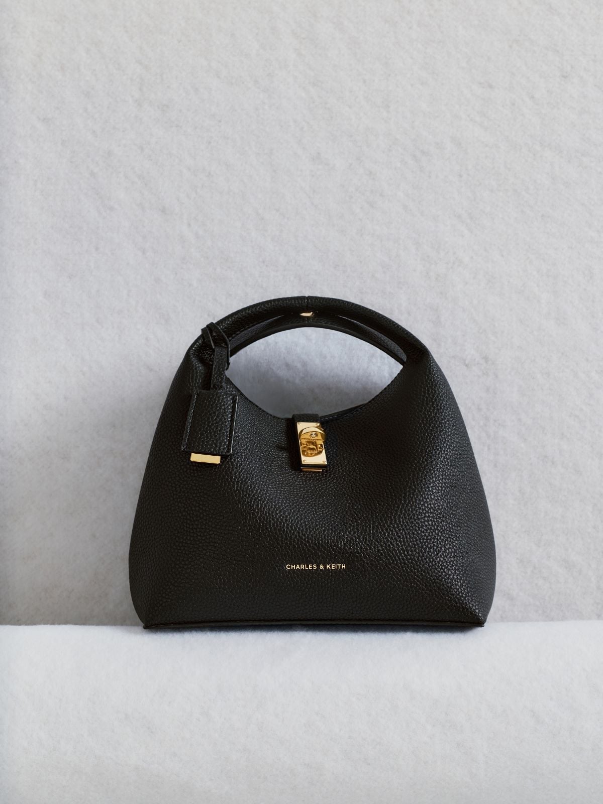 Chance 金屬釦水桶包 - CHARLES & KEITH