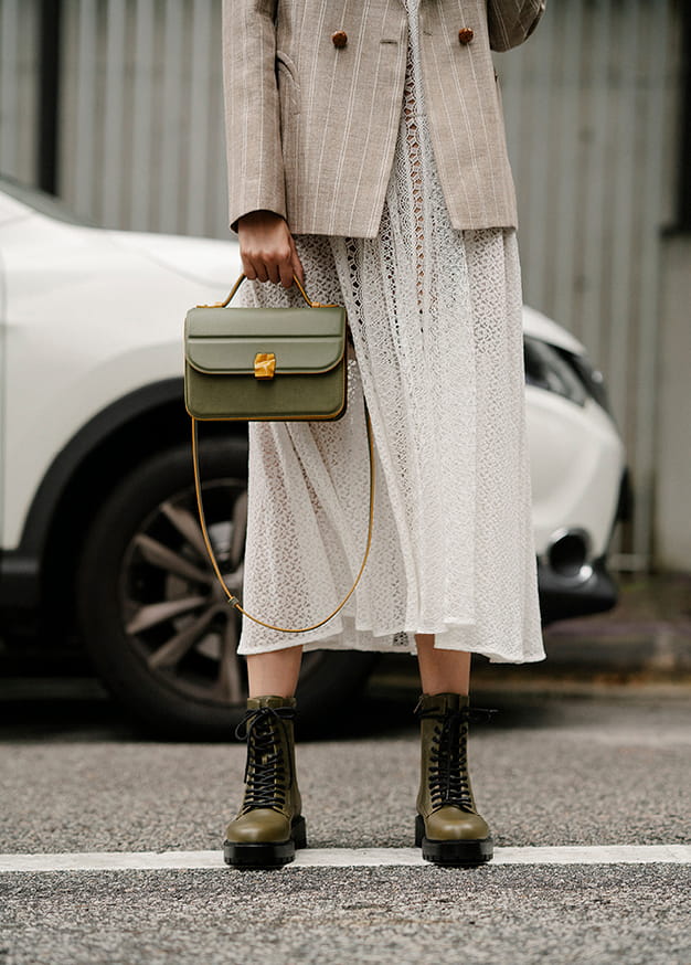 綁帶厚底軍靴、掀蓋式手提包(正面) – CHARLES & KEITH