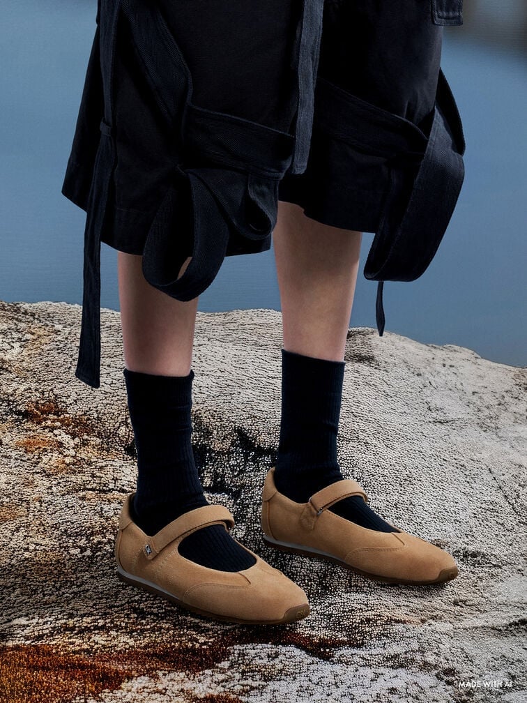 Estilize sneakers Mary Jane com meias de algodão caneladas para um acabamento preppy