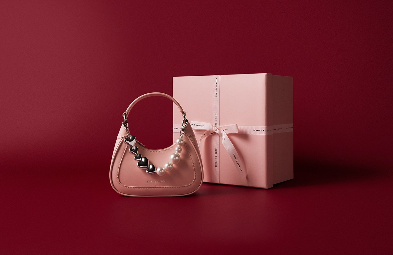 愛心珍珠鍊迷你包禮盒，內有粉紅色迷你流浪包，專為東方情人節設計  - CHARLES & KEITH