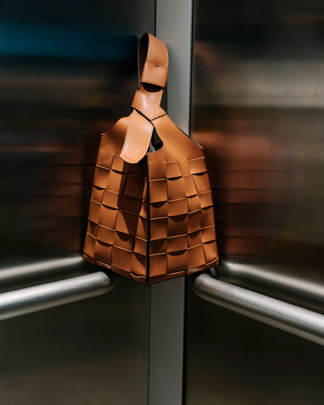 Women’s single handle woven bucket bag in camel – CHARLES & KEITH