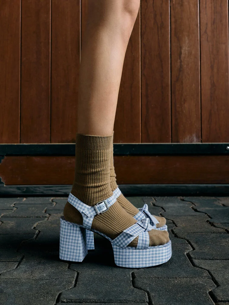 Al proporcionar tanto una altura extrema como una comodidad relativa, los tacones de plataforma son populares para looks audaces y salidas nocturnas.