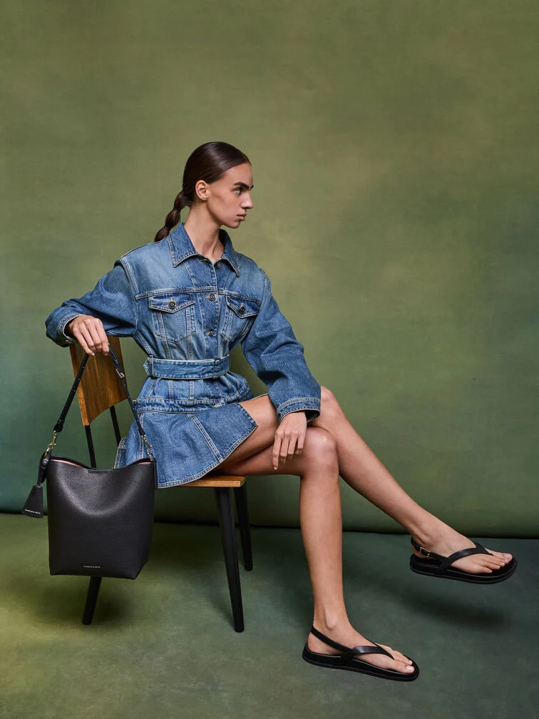  以短版合身丹寧外套搭配丹寧傘狀迷你裙，打造輪廓整潔且比例迷人的少女感造型 