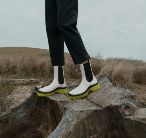 여성 블랙 , 화이트 컬러 클리어 솔 첼시 부츠 Women’s clear sole Chelsea boots in white (close up) - CHARLES & KEITH