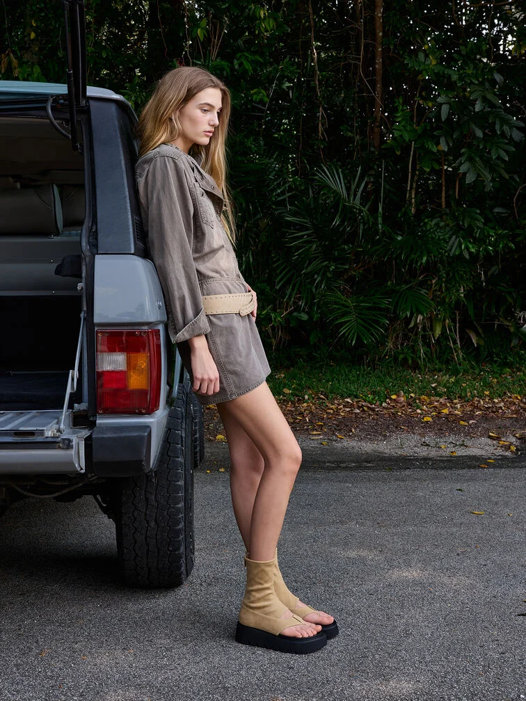 Wear thong boots with clothes that allow them to stand out, such as a denim mini dress. 