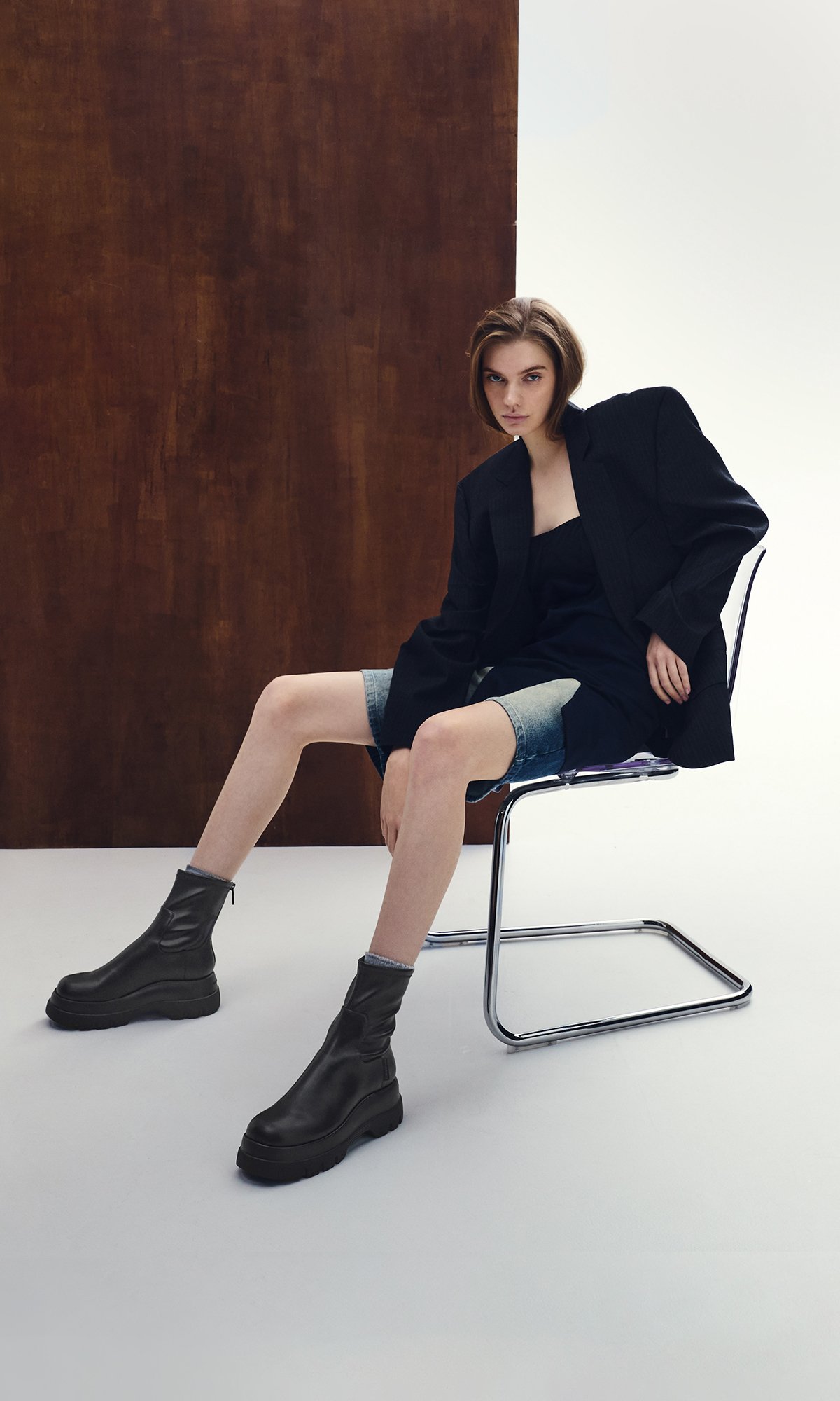 레오이 백 지퍼 청키 앵클 부츠 블랙 - CHARLES & KEITH