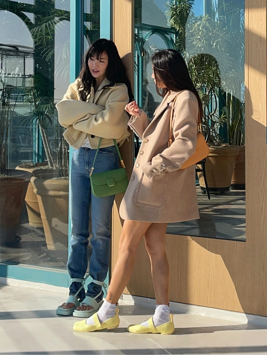 Dasha Kim搭配Koa方釦肩背包和Nori 瑪莉珍鞋 - CHARLES & KEITH