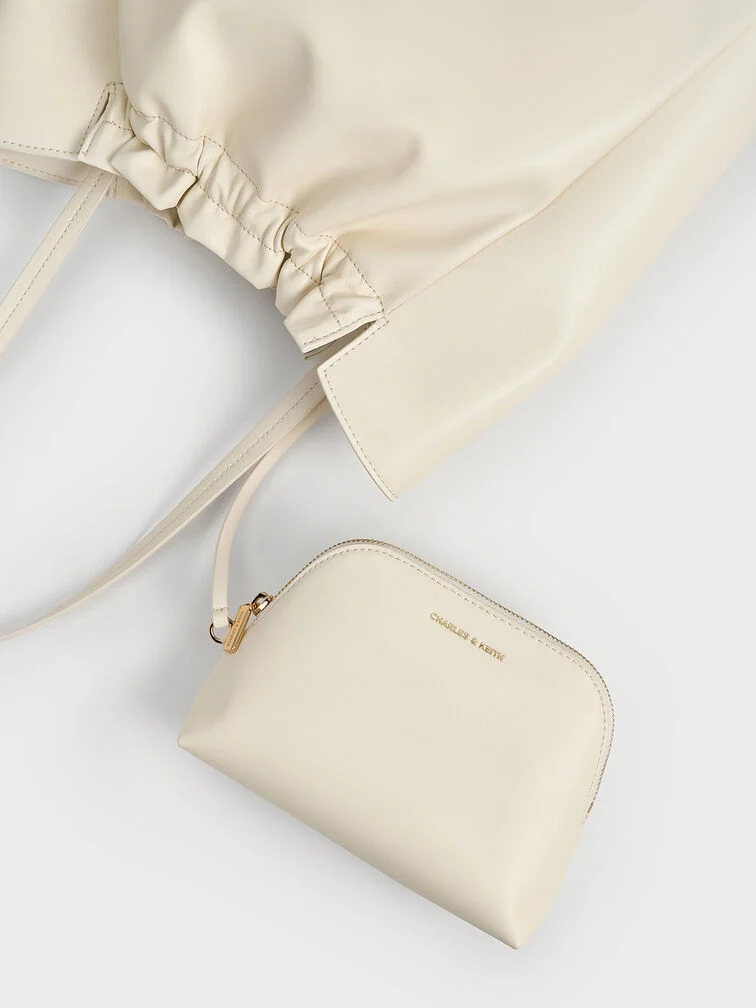 A tote bag that comes with a detachable pouch, a handy organisational feature that allows you to keep small items in one place so they are easily accessible when you need them.