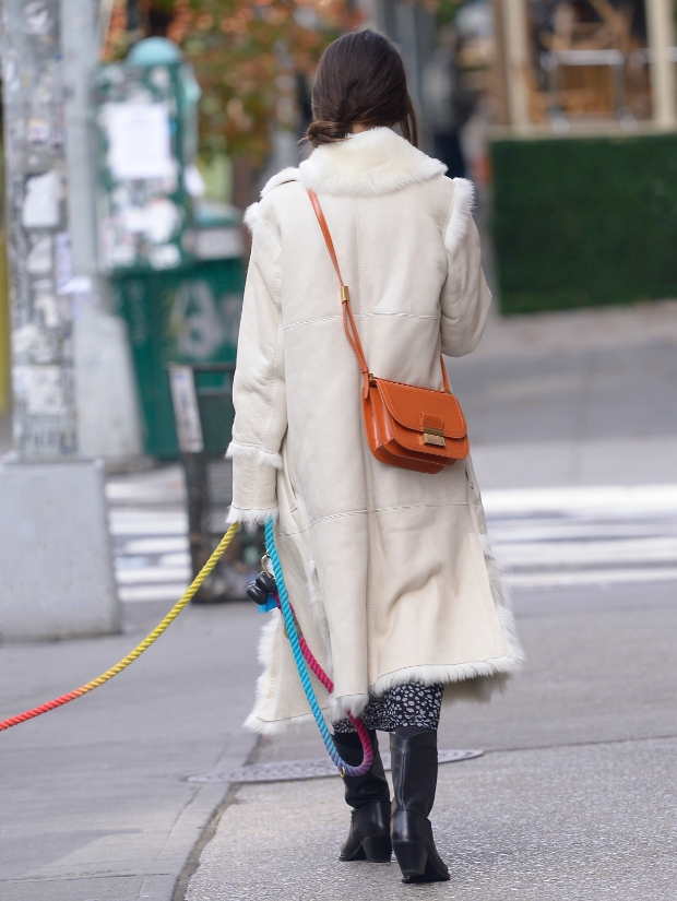 Women’s Charlot bag in orange, as seen on Emily Ratajkowski (Back View) - CHARLES & KEITH