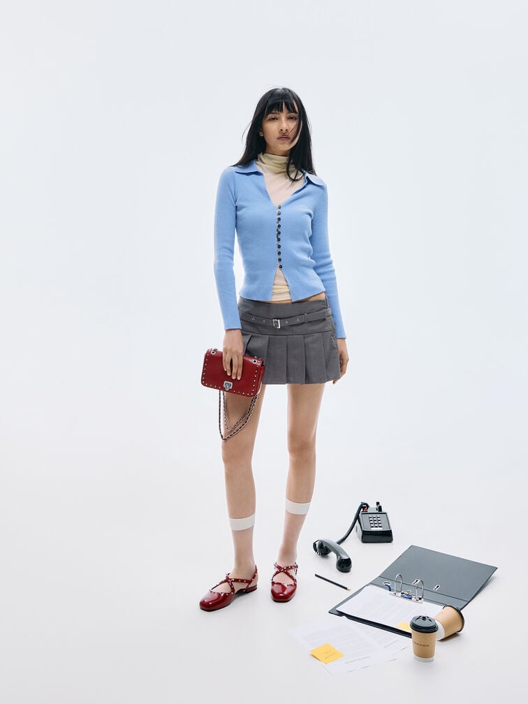 紅色平底鞋搭配同色系 Arwen 鉚釘包,展現精緻和諧的造型。