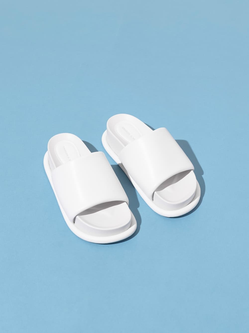 Sandalias deportivas slip-on con paneles en color blanco - CHARLES & KEITH