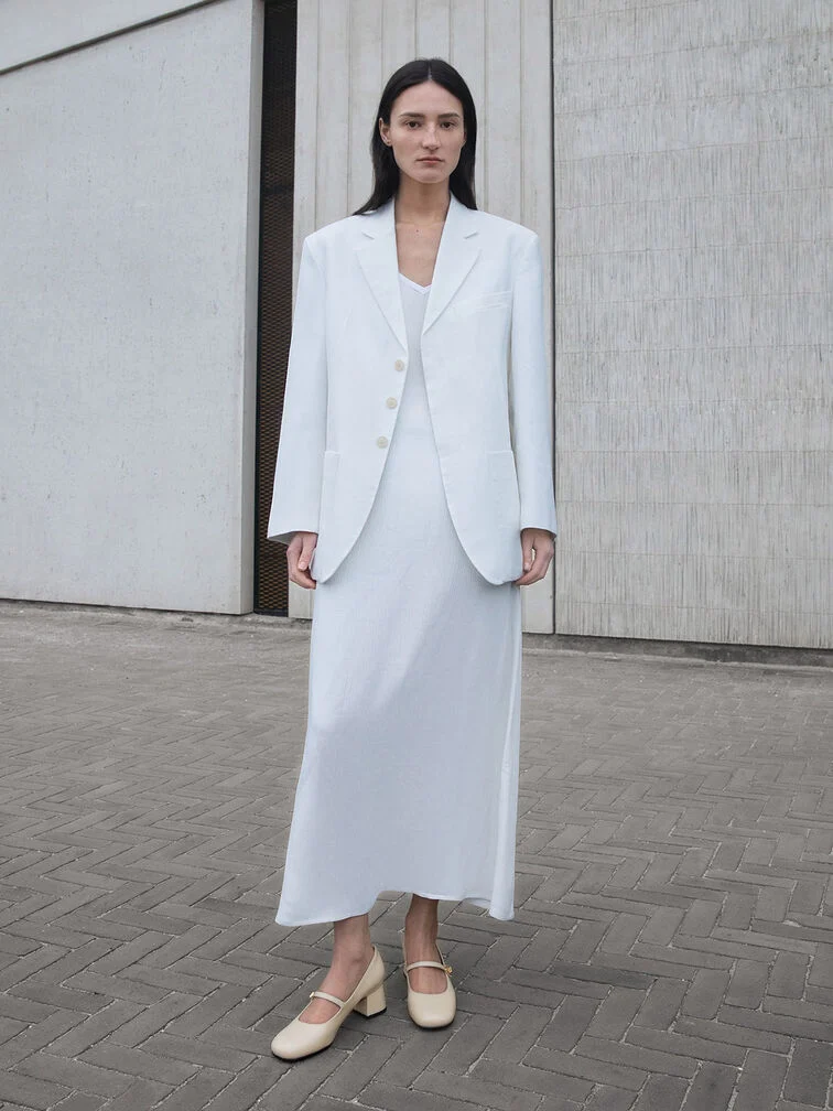 Um blazer e um fato de cetim no mesmo tom para um look winter white total.