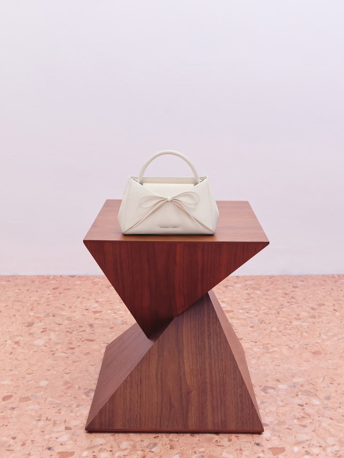 소프트 핑크 헤이즐 보우 패널 탑 핸들 백 - CHARLES & KEITH