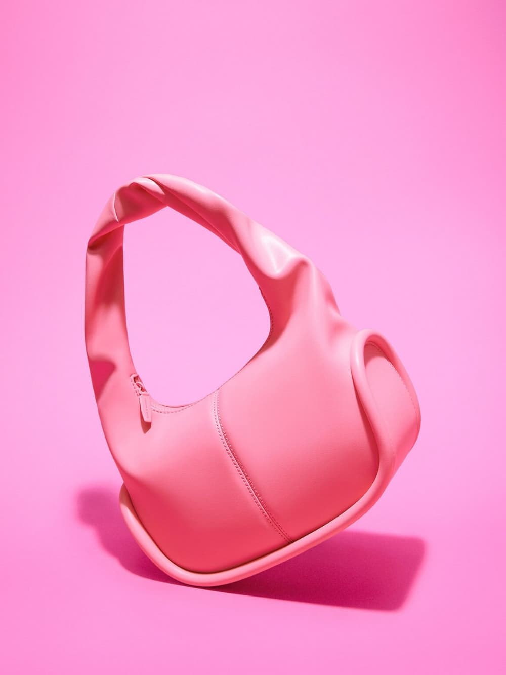 Bolso hobo tubular en rosa, microbolso Koa con cierre a presión cuadrado en rosa y bolso Koa con cierre a presión cuadrado en rosa - CHARLES & KEITH