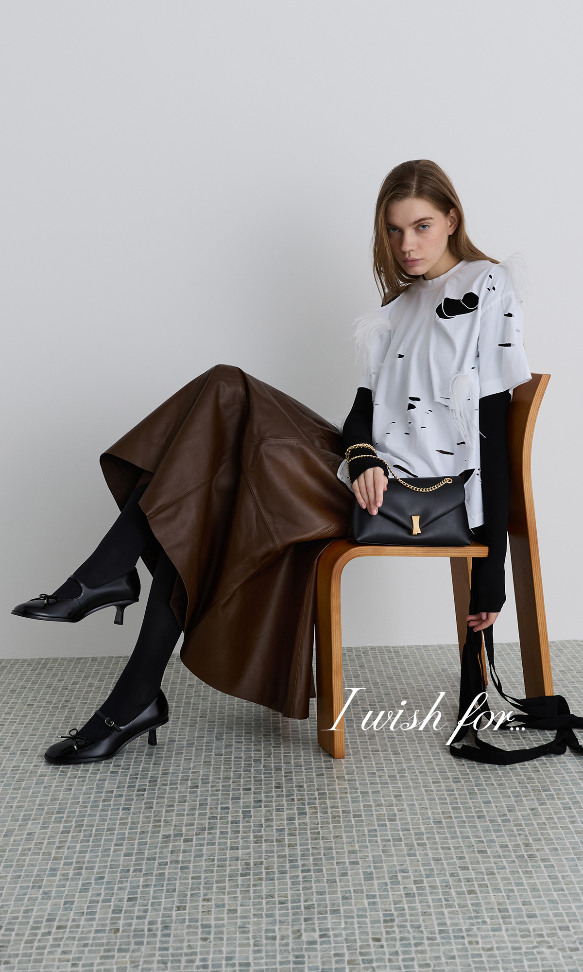 릴리벳 메탈릭 악센트 체인 스트랩 백 블랙- CHARLES & KEITH