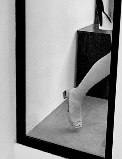 米黃色方頭寬帶拖鞋 – CHARLES & KEITH