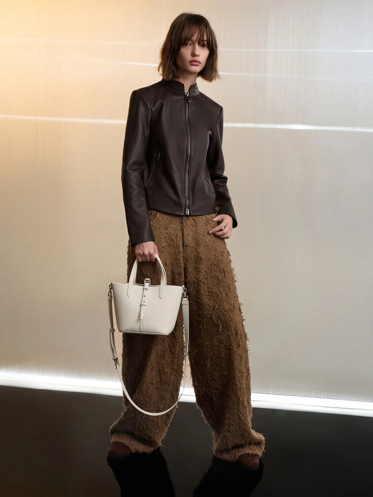 Keeping your shoes and wide leg pants in matching colours helps to create a continuous leg line, which is very flattering.