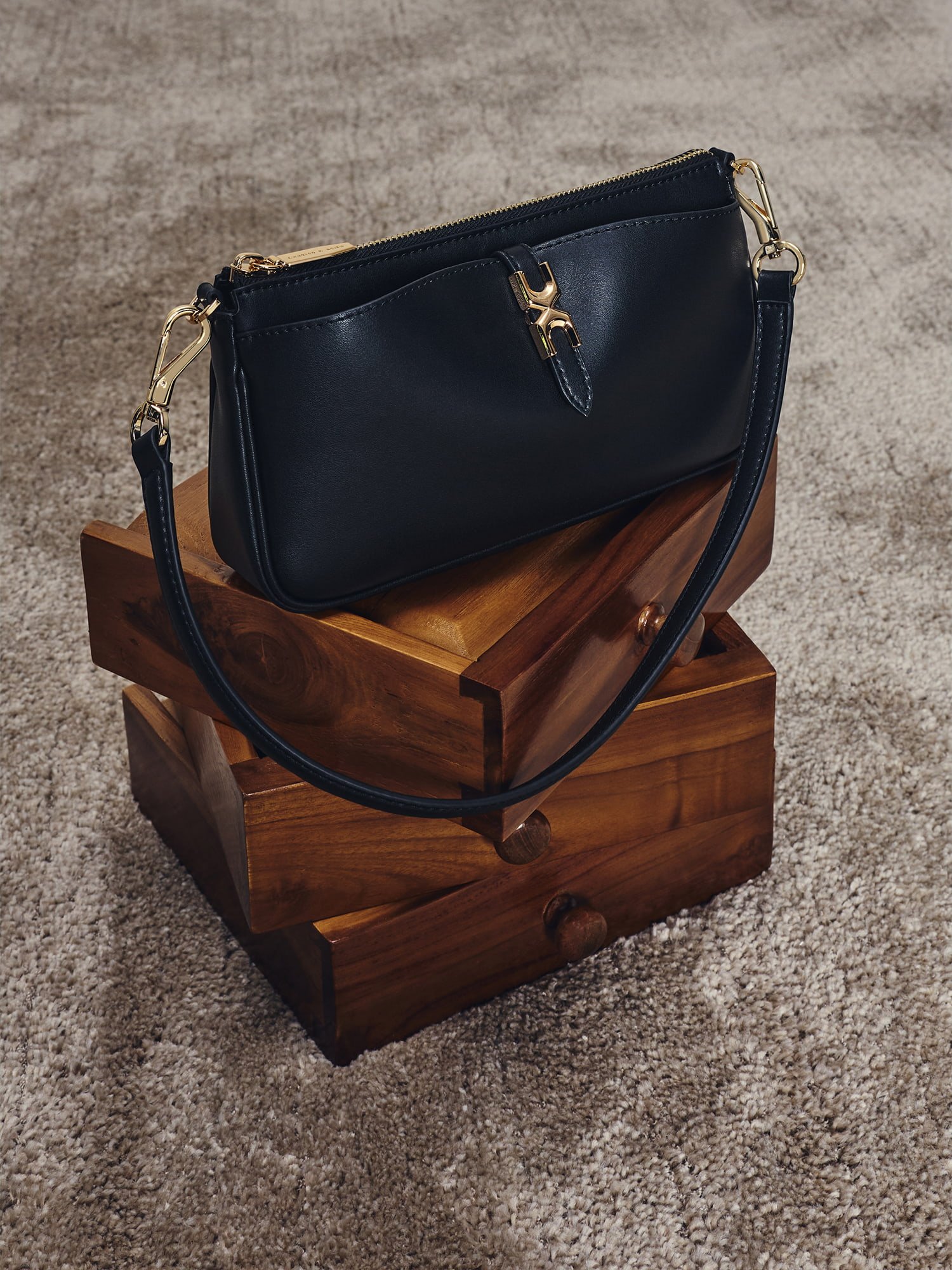 아달린 메탈릭 버클 체인 핸들 숄더백 블랙 - CHARLES & KEITH