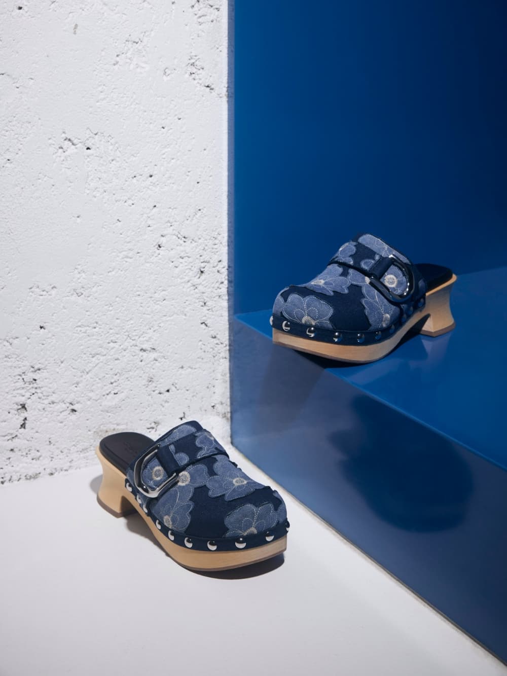 Suecos de mezclilla azul con diseño floral y estoperoles - CHARLES & KEITH