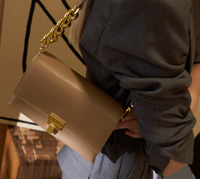 Women’s leather chain strap shoulder bag (close up) – CHARLES & KEITH