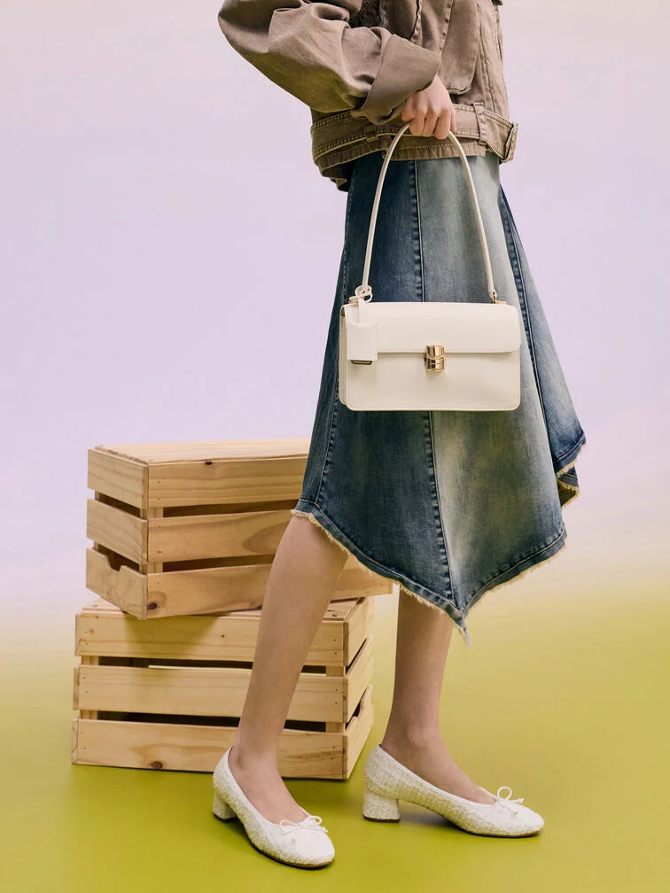 以結構感包款與高跟鞋做色調呼應，能為丹寧配丹寧造型注入精緻感