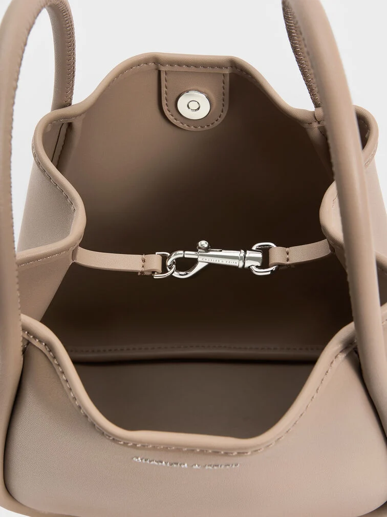 Close-up of the interior swivel-snap hook clipped to the D-ring.