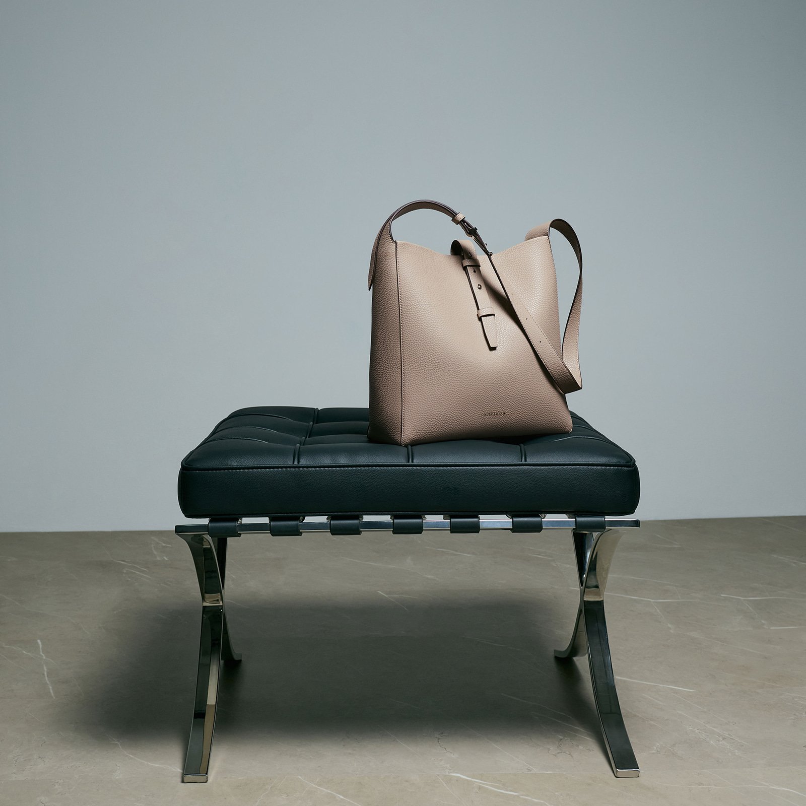 Beryl 皮帶釦流浪包 - 灰褐色 - CHARLES & KEITH