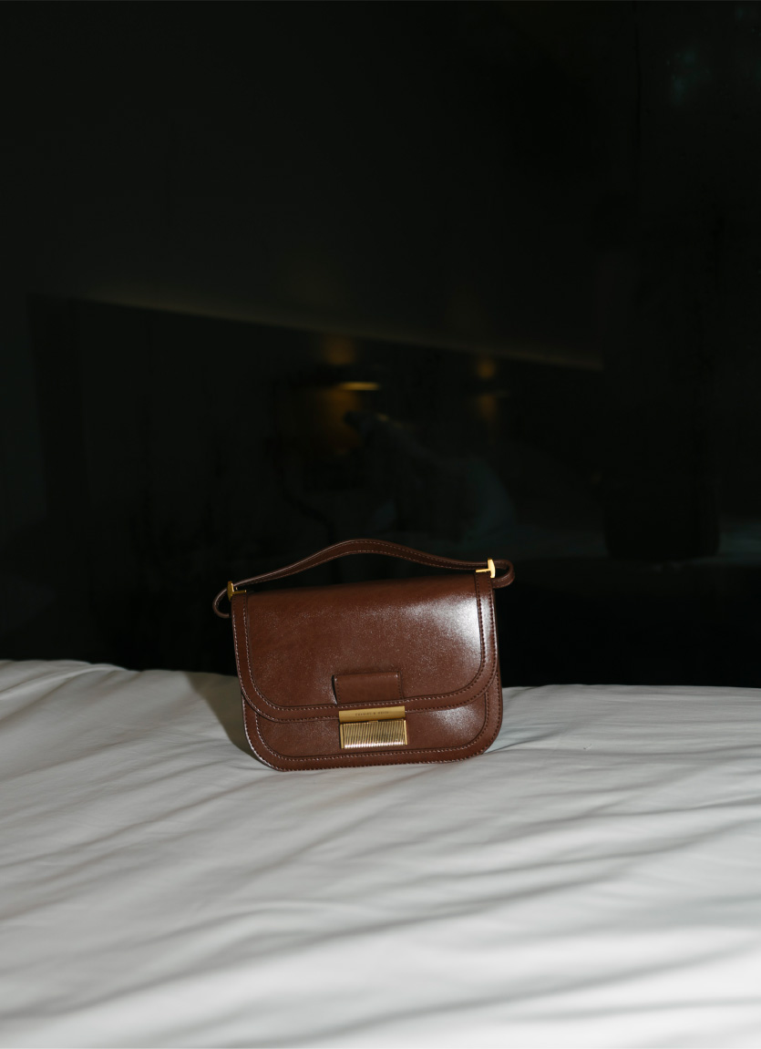 Women’s metallic push lock crossbody bag (close up) – CHARLES & KEITH
